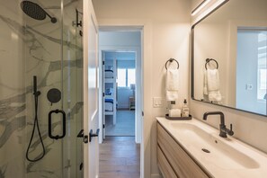 Een douche, een haardroger, handdoeken, toiletpapier