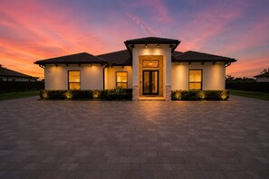 Exterior - Luxury 5BR Retreat W/Pool,Jacuzzi & Outdoor Kitche. (Miami)