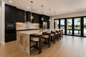 Private kitchen - Luxury 5BR Retreat W/Pool,Jacuzzi & Outdoor Kitche. (Miami)