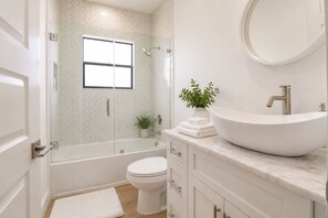 Sèche-cheveux, bidet, serviettes fournies, savon