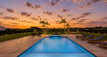 Luxury 5BR Retreat W/Pool,Jacuzzi & Outdoor Kitche.