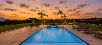 Luxury 5BR Retreat W/Pool,Jacuzzi & Outdoor Kitche.