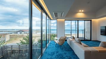 Panoramic Suite, Balcony, Ocean View | Living area
