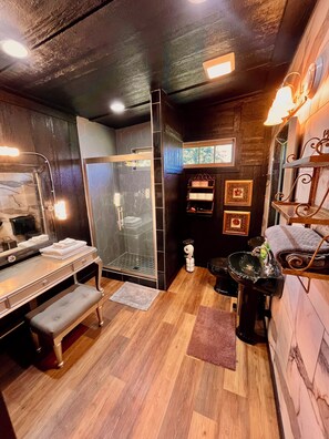 Shower, hair dryer, towels, toilet paper - Cozy 1-bedroom house in beautiful Lake Lotawana with AC (Lee's Summit)