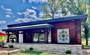 Exterior - Cozy 1-bedroom house in beautiful Lake Lotawana with AC (Lee's Summit)