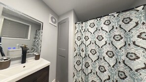 Serviettes fournies, savon, papier toilette