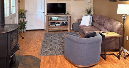 1-bedroom cottage on a mini farm, handicap friendly in North Spokane!