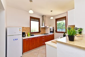 Wasserkocher mit Kaffee-/Teezubehör, Kühlschrank, Ofen, Herdplatte