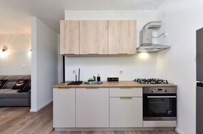 Wasserkocher mit Kaffee-/Teezubehör, Kühlschrank, Ofen, Herdplatte