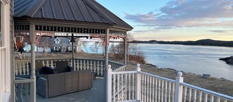 Peaceful Ocean Front Retreat For Quiet People Who Love Natural Beauty