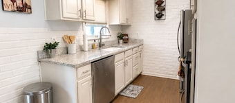 The Nest KC / Spacious 4BR / 11 Min from Airport / Fire pit