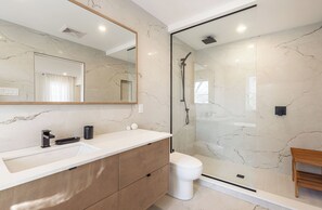 Douche, sèche-cheveux, serviettes fournies, savon