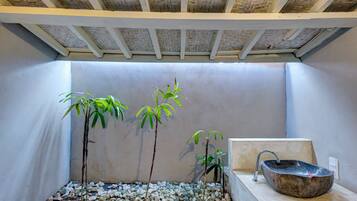 Doppia Deluxe, vista mare | Bagno | Asciugamani, sapone, shampoo, carta igienica