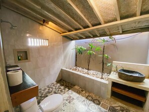 Deluxe Double Room, Garden View | Bathroom | Towels, soap, shampoo, toilet paper - Villa Olala Penida (Klungkung)