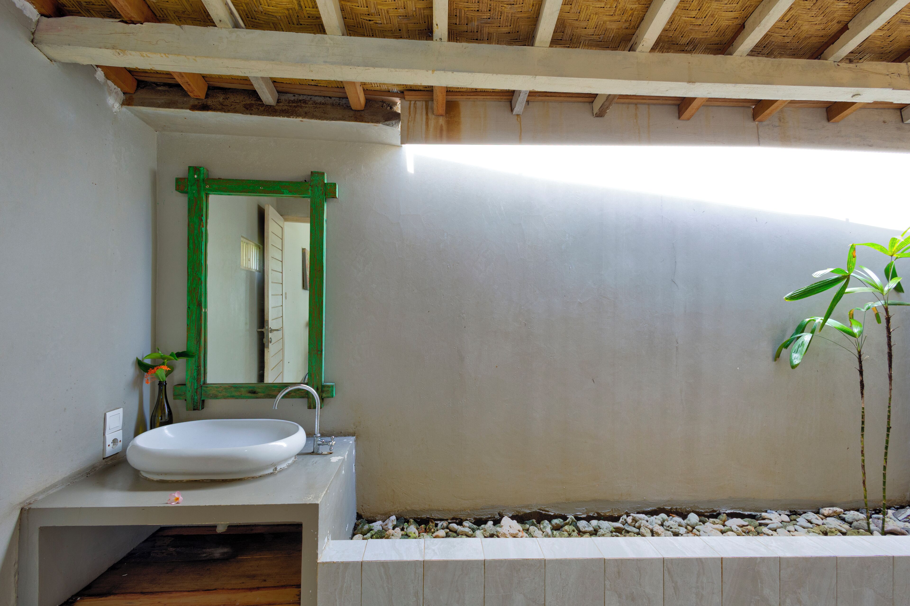 Chambre Double Deluxe, vue piscine | Salle de bain | Serviettes fournies, savon, shampoing, papier toilette