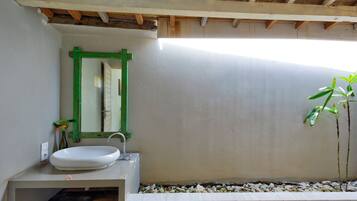 Chambre Double Deluxe, vue piscine | Salle de bain | Serviettes fournies, savon, shampoing, papier toilette