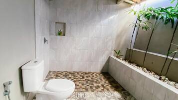 Toallas, jabón, shampoo, papel de baño