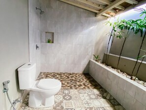 Serviettes fournies, savon, shampoing, papier toilette