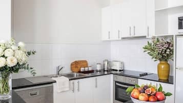 Full-size fridge, microwave, oven, stovetop