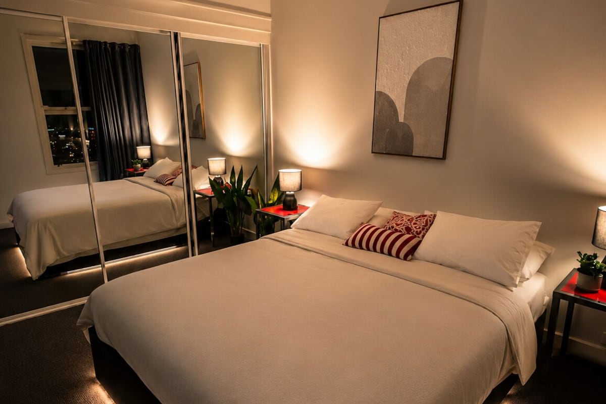 Luxury Room, City View | Desk, laptop workspace, WiFi (free), bed sheets