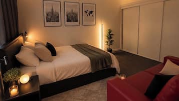 Chambre, vue sur la ville | Bureau, espace de travail pour ordinateurs portables