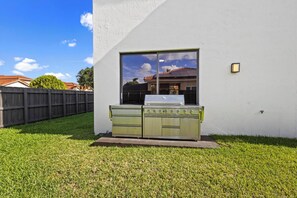 Property grounds - Home Sweet Home (Miami)