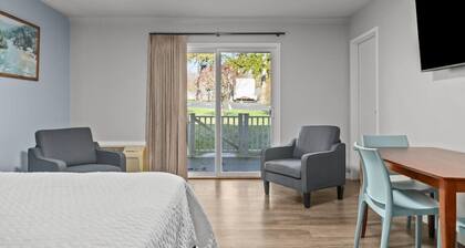 Victorian Inn #244 | King Bed