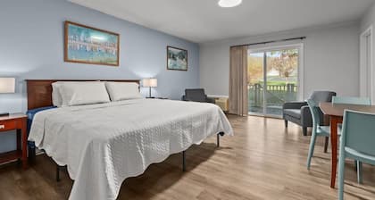 New! Resort! Minutes to Road America