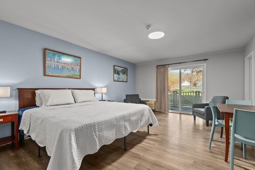 New | Lake View | Pool | Sleeps 2