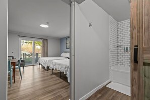 Iron/ironing board, travel cot, WiFi, bed sheets - Elkhart Lake | Room for 4 | Outdoor Pool (Elkhart Lake)