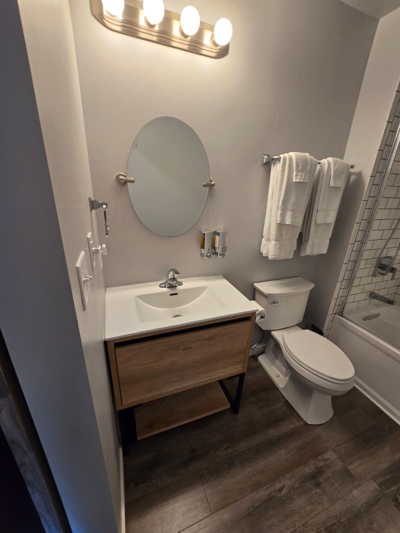 Ein Badezimmer mit Waschbecken, Toilette und Badewanne.