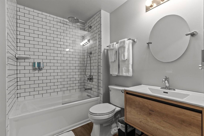 Victorian Inn #239 | 2 Queen Beds - Elkhart Lake