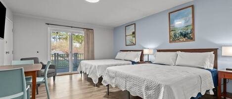 Tabla de planchar con plancha, wifi y ropa de cama