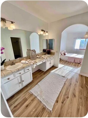 3 bedrooms, iron/ironing board, WiFi, bed sheets - Welcome to The Stargate with 3 separate rooms and amazing views (Joshua Tree)