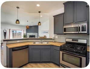 Private kitchen - Welcome to The Stargate with 3 separate rooms and amazing views (Joshua Tree)