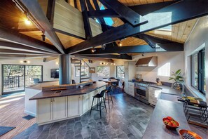 Fridge, microwave, oven, stovetop - 3-BEDROOM, 3-BATH ARCHITECTURAL MARVEL IN LAKE ARROWHEAD (Lake Arrowhead)