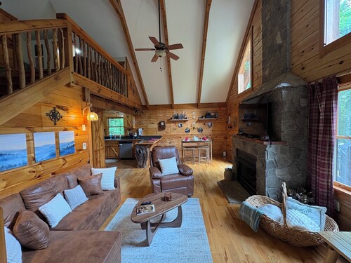 Cozy Cabin 2 bedrooms w/ Hot Tub & EV Charger near Shenandoah