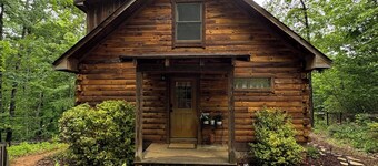 Cozy Cabin 2 bedrooms w/ Hot Tub & EV Charger near Shenandoah