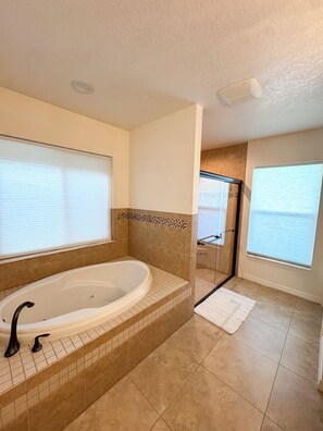 Shower, jetted bath, hair dryer, towels