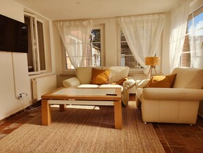 TV - Gute Stube – Vacation Rental in a Courtyard Dating Back to 1876 | 2–5 Guests | Quiet & Dog-Friendly (Saal)