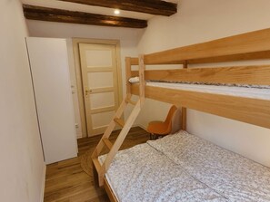 2 bedrooms, iron/ironing board, WiFi, bed sheets - Gute Stube – Vacation Rental in a Courtyard Dating Back to 1876 | 2–5 Guests | Quiet & Dog-Friendly (Saal)