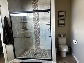 Chuveiro, secador de cabelo, toalhas de banho, sabonete