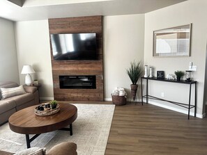 Living area - 3-bedroom brand new house in lovely Grand Junction with majestic Mesa views (Grand Junction)