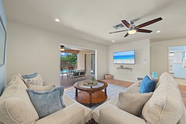 Smart TV, books, offices - 🏖️ New listing Bamboo Escape | Pool • Minutes to Vanderbilt Beach (Naples)