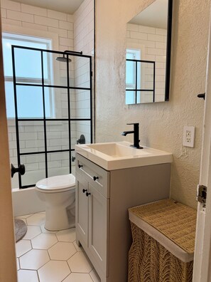 Shower, hair dryer, towels, soap - Casa Mango II (Miami)