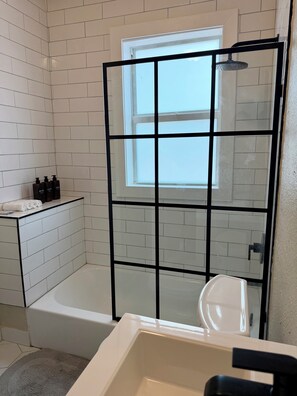 Shower, hair dryer, towels, soap - Casa Mango II (Miami)
