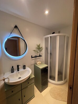 Dusche, Whirlpool, Haartrockner, Bidet