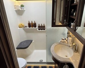 Doccia, asciugacapelli, asciugamani, sapone
