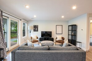 Living area - LUXURY Cape Cod escape on Wequaquet Lake (Barnstable)