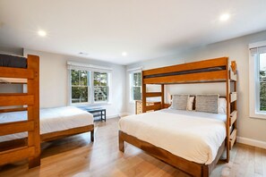 3 bedrooms, iron/ironing board, Internet, bed sheets - LUXURY Cape Cod escape on Wequaquet Lake (Barnstable)